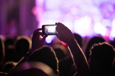 Resim Müzik Festivali'nde insanlar dans partisi
