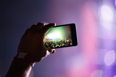 Resim Müzik Festivali'nde insanlar dans partisi