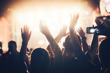Kalabalığı eğlendirmekten elleri havada Müzik Festivali'nde zevk