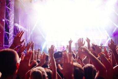Zevk ve Müzik Festivali'nde dans mutlu kalabalık portresi