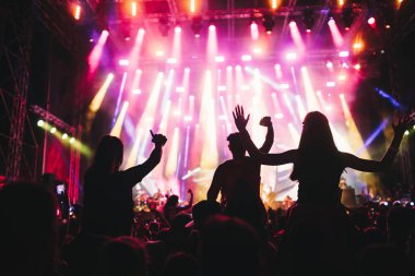 Zevk ve Müzik Festivali'nde dans mutlu kalabalık portresi