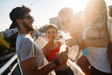 Mutlu genç arkadaşlar müzik festivalinde eğleniyor.
