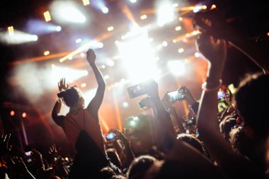 Müzik Festivali'nde zevk mutlu dans kalabalık portresi