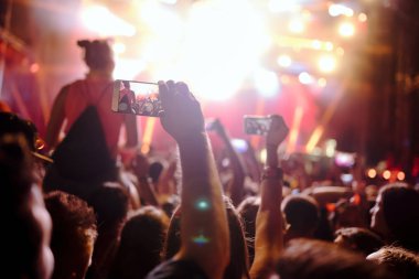 Müzik Festivali'nde zevk mutlu dans kalabalık portresi