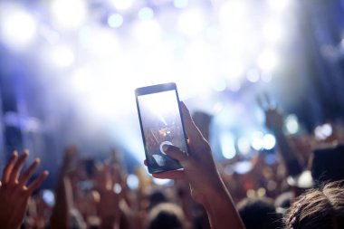 Müzik Festivali'nde zevk mutlu dans kalabalık portresi