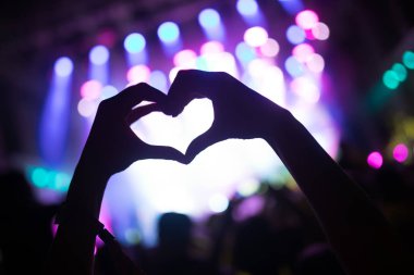 Müzik Festivali'nde zevk mutlu dans kalabalık portresi