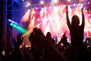 Müzik Festivali'nde zevk mutlu dans kalabalık portresi