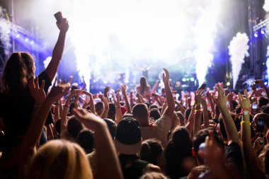 Müzik Festivali'nde zevk mutlu dans kalabalık portresi