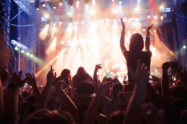 Müzik Festivali'nde zevk mutlu dans kalabalık portresi