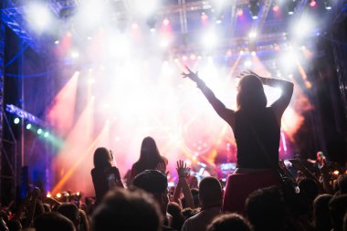 Müzik Festivali'nde zevk mutlu dans kalabalık portresi