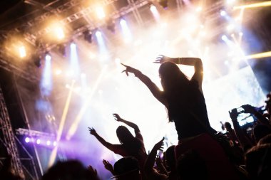 Müzik Festivali'nde zevk mutlu dans kalabalık portresi