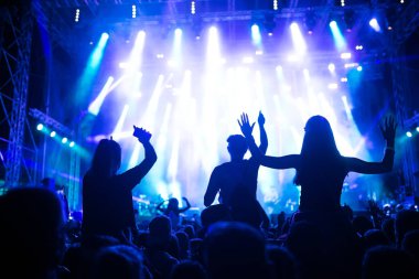 Müzik Festivali'nde zevk mutlu dans kalabalık portresi