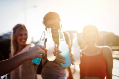 Grup genç kentsel arkadaşıyla birlikte eğleniyor