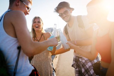 Grup genç kentsel arkadaşıyla birlikte eğleniyor