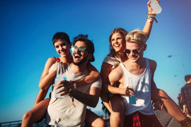 Grup genç kentsel arkadaşıyla birlikte eğleniyor