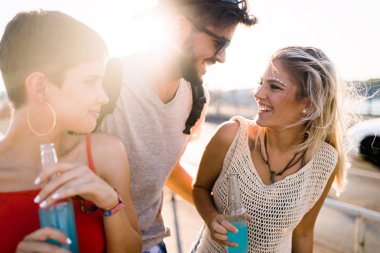 Grup genç kentsel arkadaşıyla birlikte eğleniyor