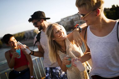 Grup genç kentsel arkadaşıyla birlikte eğleniyor