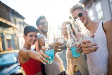 Grup genç kentsel arkadaşıyla birlikte eğleniyor