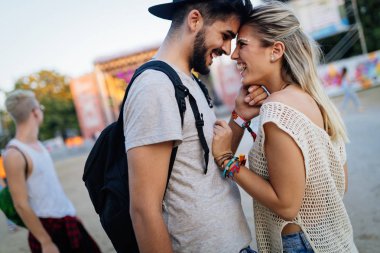 Mutlu genç arkadaşlar müzik festivalinde eğleniyor.