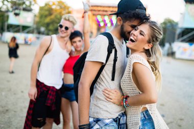 Grup genç kentsel arkadaşıyla birlikte eğleniyor