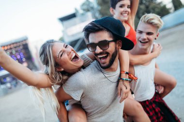 Grup genç kentsel arkadaşıyla birlikte eğleniyor