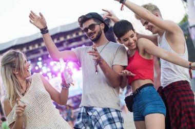 Grup genç kentsel arkadaşıyla birlikte eğleniyor