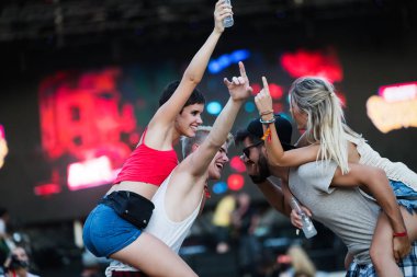 Grup genç arkadaşlar eğlenmeye zaman Müzik Festivali