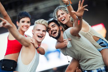 Grup genç arkadaşlar eğlenmeye zaman Müzik Festivali