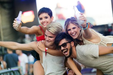 Grup genç arkadaşlar eğlenmeye zaman Müzik Festivali