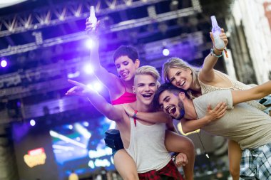 Grup genç arkadaşlar eğlenmeye zaman Müzik Festivali