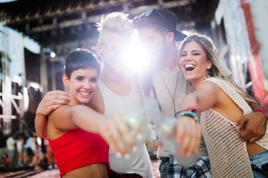 Grup genç arkadaşlar eğlenmeye zaman Müzik Festivali