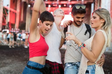Grup genç arkadaşlar eğlenmeye zaman Müzik Festivali