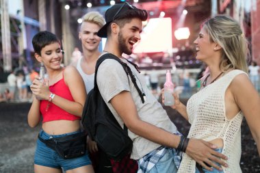 Grup genç arkadaşlar eğlenmeye zaman Müzik Festivali