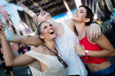 Mutlu genç arkadaşlar müzik festivalinde eğleniyor.