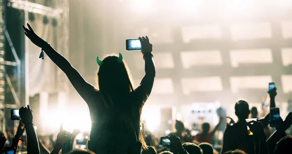 Jubelnde Fröhliche Menge Bei Konzert Mit Musik — Stockfoto