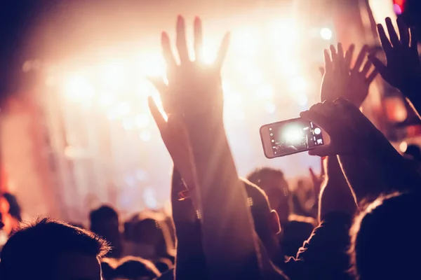 Torcendo Multidão Com Mãos Desfrutando Festival Música — Fotografia de Stock