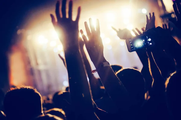 Torcendo Multidão Com Mãos Desfrutando Festival Música — Fotografia de Stock