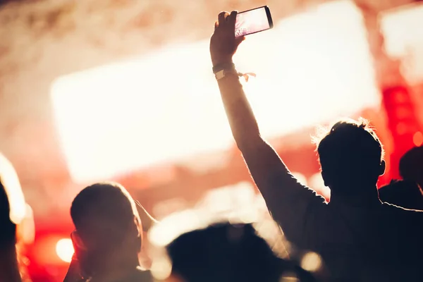 Multitud Animadora Con Las Manos Aire Disfrutando Festival Música — Foto de Stock