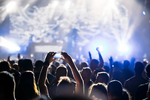 Jublande Folkmassa Med Händerna Luften Njuter Musikfestival — Stockfoto