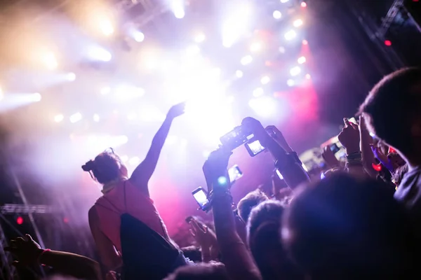 Retrato Multidão Feliz Curtindo Dançando Festival Música — Fotografia de Stock