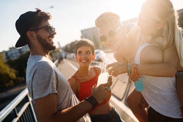 Mutlu genç arkadaşlar müzik festivalinde eğleniyor.