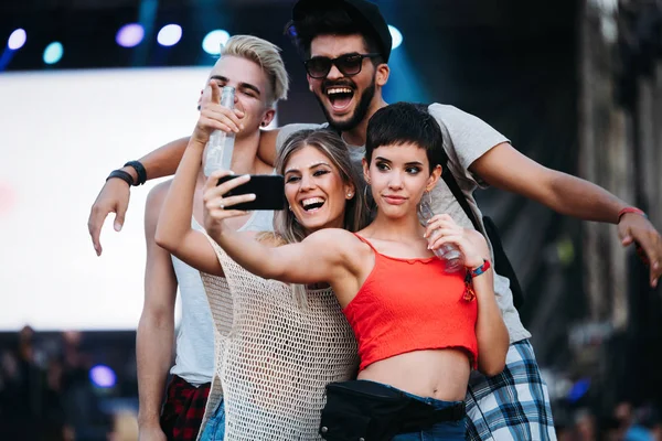 Gelukkige Jonge Vrienden Hebben Plezier Muziekfestival — Stockfoto