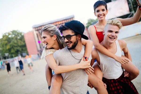 Mutlu genç arkadaşlar müzik festivalinde eğleniyor.
