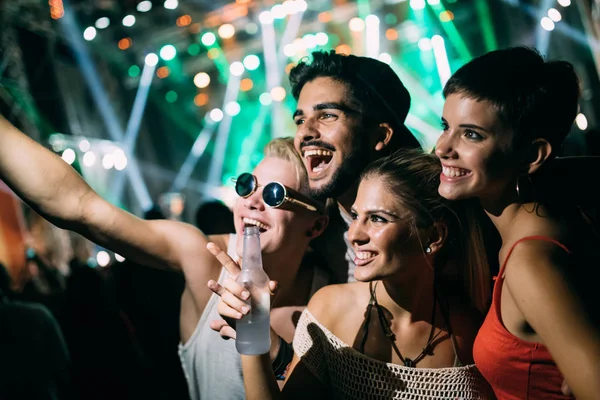 Feliz Joven Amigos Divirtiéndose Festival Música — Foto de Stock