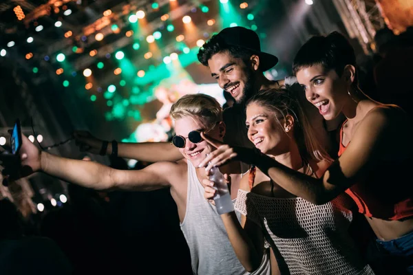 Feliz Joven Amigos Divirtiéndose Festival Música — Foto de Stock