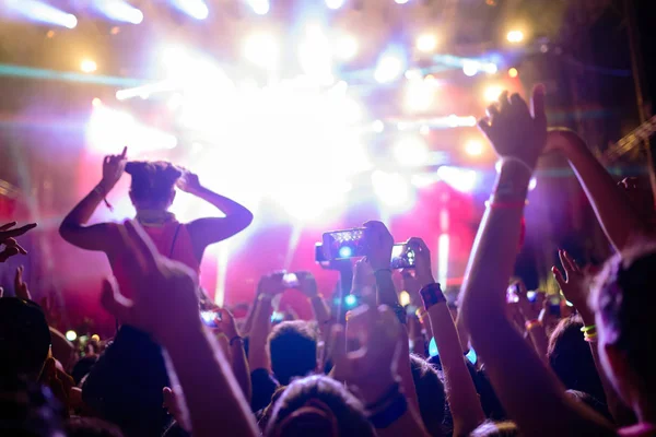 Portret Van Gelukkig Dansende Menigte Genieten Muziekfestival — Stockfoto