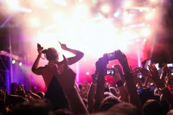 Retrato Gente Bailando Feliz Disfrutando Festival Música — Foto de Stock