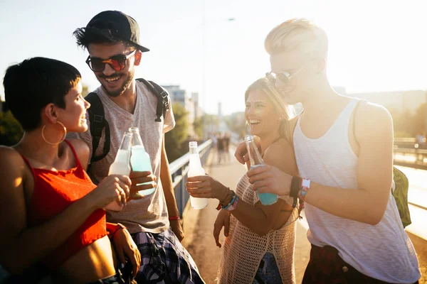 Grupo Jóvenes Amigos Urbanos Divirtiéndose Juntos — Foto de Stock