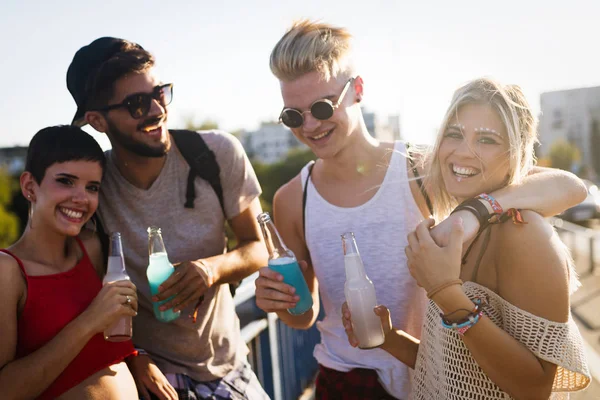 Grup genç kentsel arkadaşıyla birlikte eğleniyor