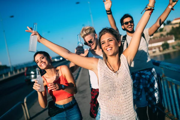 Grupo Jóvenes Amigos Urbanos Divirtiéndose Juntos — Foto de Stock